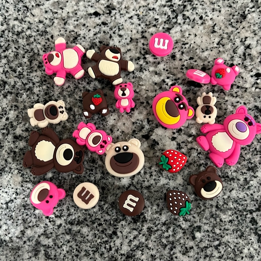 NWOT … 20 piece Crocs charms